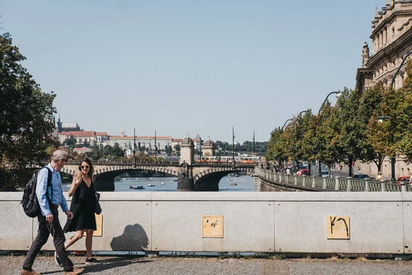Praga República Checa Agosto 2018 Pessoas Andando Uma Ponte Praga — Fotografia de Stock