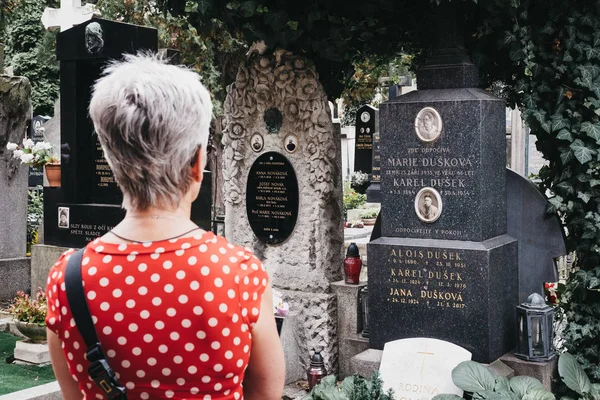 Praga República Checa Agosto 2018 Mujer Mira Las Piedras Cementerio — Foto de Stock