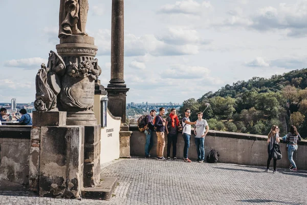 Praga República Checa Agosto 2018 Turistas Que Tiram Selfies Uma — Fotografia de Stock
