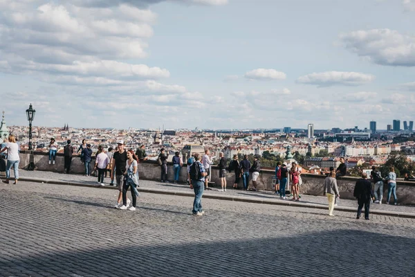 Praga República Checa Agosto 2018 Gente Caminando Una Plataforma Observación — Foto de Stock