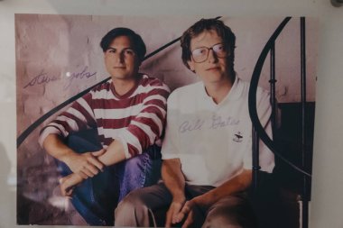 Prague, Çek Cumhuriyeti - 28 Ağustos 2018: imzalı portre Bill Gates ve Steve Jobs Apple Müzesi Prag, Apple ürünleri dünya çapında en büyük özel koleksiyonu içinde sergileniyor.