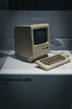 Prague, Çek Cumhuriyeti - 28 Ağustos 2018: Macintosh 128k bilgisayar Apple Müzesi Prag, Apple ürünleri dünya çapında en büyük özel koleksiyonu içinde ekranda.