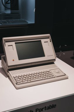 Prague, Çek Cumhuriyeti - 28 Ağustos 2018: Macintosh taşınabilir bilgisayar Apple Müzesi Prag, Apple ürünleri dünya çapında en büyük özel koleksiyonu içinde ekranda.
