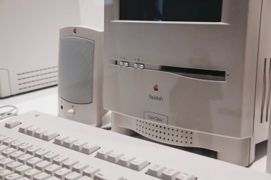 Prague, Çek Cumhuriyeti - 28 Ağustos 2018: Macintosh renk Klasik bilgisayar Apple Müzesi Prag, Apple ürünleri dünya çapında en büyük özel koleksiyonu içinde ekranda.