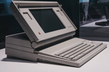 Prague, Çek Cumhuriyeti - 28 Ağustos 2018: Macintosh taşınabilir bilgisayar Apple Müzesi Prag, Apple ürünleri dünya çapında en büyük özel koleksiyonu içinde ekranda.