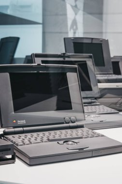 Prague, Çek Cumhuriyeti - 28 Ağustos 2018: aile Powerbook taşınabilir bilgisayarlar Apple Müzesi Prag, Apple ürünleri dünya çapında en büyük özel koleksiyonu içinde ekranda.