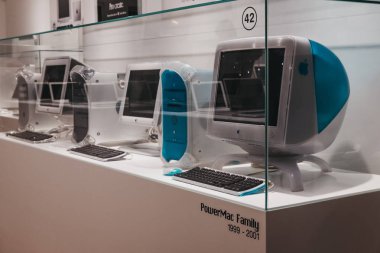 Prague, Çek Cumhuriyeti - 28 Ağustos 2018: aile Powermacs Apple Müzesi Prag, Apple ürünleri dünya çapında en büyük özel koleksiyonu içinde ekranda.