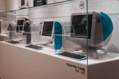 Prague, Çek Cumhuriyeti - 28 Ağustos 2018: aile Powermacs Apple Müzesi Prag, Apple ürünleri dünya çapında en büyük özel koleksiyonu içinde ekranda.