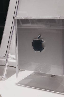 Prague, Çek Cumhuriyeti - 28 Ağustos 2018: aile Powermacs Apple Müzesi Prag, Apple ürünleri dünya çapında en büyük özel koleksiyonu içinde ekranda.