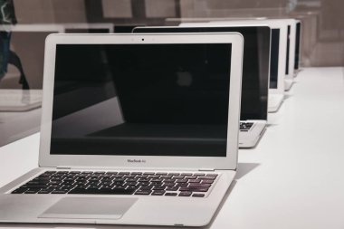 Prague, Çek Cumhuriyeti - 28 Ağustos 2018: aralığı Macbooks Apple Müzesi Prag, Apple ürünleri dünya çapında en büyük özel koleksiyonu içinde ekranda.