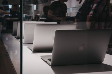 Prague, Çek Cumhuriyeti - 28 Ağustos 2018: aralığı Macbooks Apple Müzesi Prag, Apple ürünleri dünya çapında en büyük özel koleksiyonu içinde ekranda.