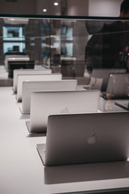 Prague, Çek Cumhuriyeti - 28 Ağustos 2018: aralığı Macbooks Apple Müzesi Prag, Apple ürünleri dünya çapında en büyük özel koleksiyonu içinde ekranda.