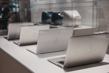 Prague, Çek Cumhuriyeti - 28 Ağustos 2018: aralığı Macbooks Apple Müzesi Prag, Apple ürünleri dünya çapında en büyük özel koleksiyonu içinde ekranda.