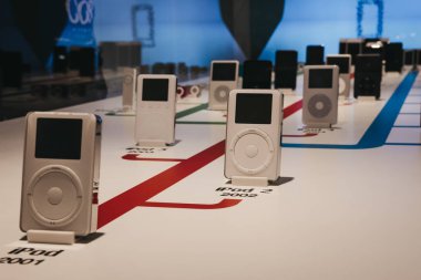 Prague, Çek Cumhuriyeti - 28 Ağustos 2018: aralığı iPod'lar içinde Apple Müzesi Prag, Apple ürünleri dünya çapında en büyük özel koleksiyonu.