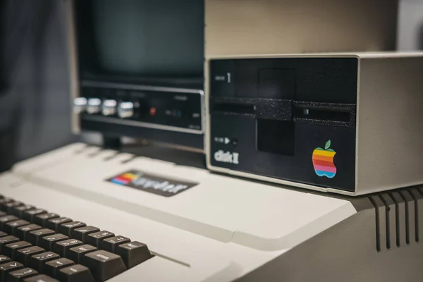 Prague, Çek Cumhuriyeti - 28 Ağustos 2018: Macintosh Apple II bilgisayar Apple Müzesi Prag, Apple ürünleri dünya çapında en büyük özel koleksiyonu içinde ekranda.