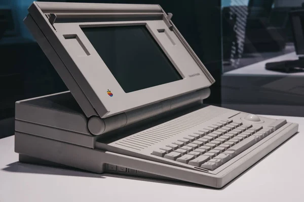 Prague Czech Republic August 2018 Macintosh Portable Computer Display Apple — стокове фото