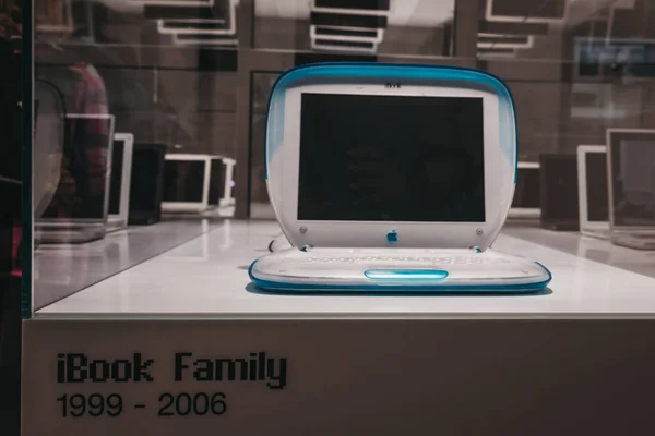 Огюст Чехия Августа 2018 Года Семейство Ibooks Выставлено Музее Apple — стоковое фото