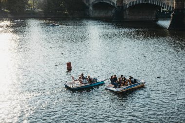 Prague, Çek Cumhuriyeti - 23 Ağustos 2018: kürek tekneler gün güneşli yaz Prag'da Vltava Nehri üzerinde. Vltava Çek Cumhuriyeti içinde en uzun nehridir.