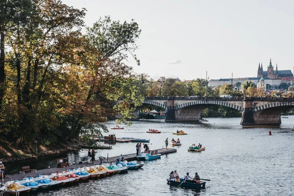 Praga República Checa Agosto 2018 Barcos Remos Río Moldava Praga — Foto de Stock