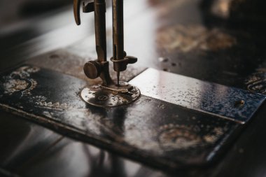 İğne ve detaylar bir bağbozumu dikiş makinesi üzerinde Kapat.