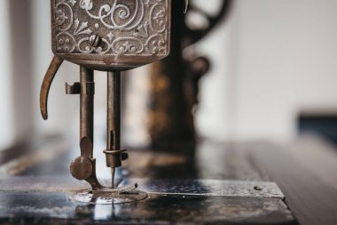 İğne ve detaylar bir bağbozumu dikiş makinesi üzerinde Kapat.