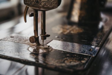İğne ve detaylar bir bağbozumu dikiş makinesi üzerinde Kapat.