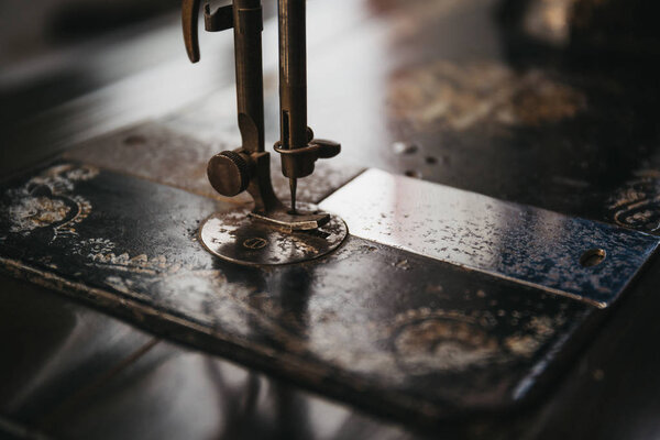 Закрытие иглы и детали на винтажной швейной машинке
.