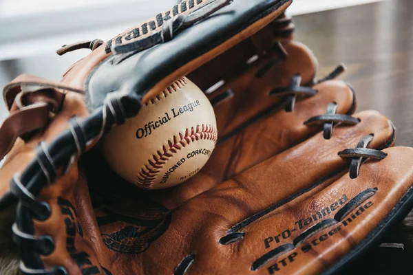 London January 2019 Close White Baseball Ball Tan Baseball Glove — Stock Photo, Image