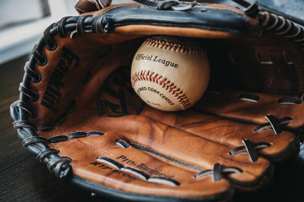 Лондон, Великобритания - 3 января 2019 года: Закрыть белый бейсбольный мяч внутри загорелой бейсбольной перчатки. Возникнув в Англии в 18 веке, бейсбол является широко популярным видом спорта во многих странах мира
.