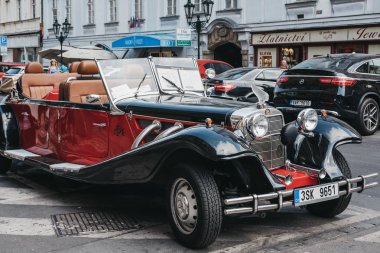 Prag, Çek Cumhuriyeti - 23 Ağustos 2018: Orta Prag'da eski Prag turları araba park edilmiş. Şirket restore edilmiş tarihi araçlar kullanır ve çok popüler turlar.