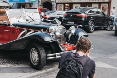 Prague, Çek Cumhuriyeti - 23 Ağustos 2018: eski fotoğraflar çekmek turist merkezi Prag'da Prag turları araba park edilmiş. Şirket restore edilmiş tarihi araçlar kullanır ve çok popüler turlar.