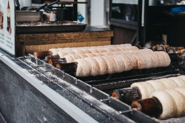Prague, Çek Cumhuriyeti - 23 Ağustos 2018: Trdelnik, tatlı bir yerli halk ve turistler, Prague, Çek Cumhuriyeti için satışa arasında popüler kek tükürmek.