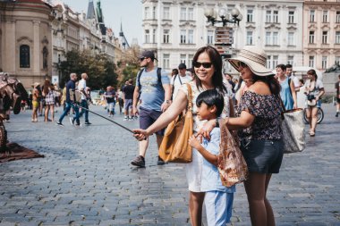 Prague, Çek Cumhuriyeti - 23 Ağustos 2018: Eski Şehir Meydanı, Old Town çeyrek Prag, Çek Cumhuriyeti tarihi bir meydanda bir selfie alarak turist.