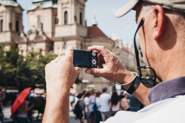 Prague, Çek Cumhuriyeti - 26 Ağustos 2018: Eski Şehir Meydanı, Old Town çeyrek Prag, Çek Cumhuriyeti tarihi bir meydanda içinde fotoğraf makinesinde fotoğrafların komuta sizde.