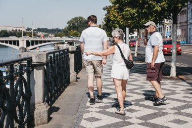 Prague, Çek Cumhuriyeti - 23 Ağustos 2018: yaya geçit yanında Prag'da Vltava Nehri üzerinde yürüyen insanlar. Vltava Çek Cumhuriyeti içinde en uzun nehridir.