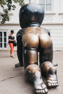 Prague, Çek Cumhuriyeti - 26 Ağustos 2018: bebekler emekleme anıt Kampa Park, Prag David Cerny tarafından. Bebekler komünist dönem sembolüsün ve ünlü bir turistik 's.