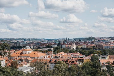 Prag çatıları ve manzarası ve görüntüleme platformu Petrin gözlem kulesi, Prag, Çek Cumhuriyeti üstündeki kale havadan görünümü.