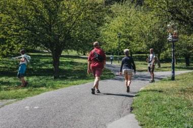 Prague, Çek Cumhuriyeti - 26 Ağustos 2018: Petrin Hill, eski bir Kral Charles üzüm bağları ve turistler ve yerliler için popüler bir yer yürürken insanlar.