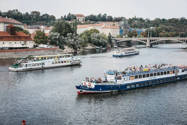 Πράγα Τσεχική Δημοκρατία Αυγούστου 2018 Εκδρομικά Σκάφη Στον Ποταμό Μολδάβα — Φωτογραφία Αρχείου