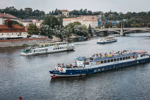 Πράγα Τσεχική Δημοκρατία Αυγούστου 2018 Εκδρομικά Σκάφη Στον Ποταμό Μολδάβα — Φωτογραφία Αρχείου