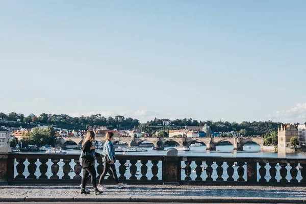 Prague Czech Republic August 2018 People Walking Bridge Prague Tourist — Stock Photo, Image