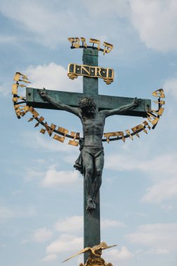 Kutsal Haç ve Calvary Charles Bridge, Prague, Prague, Çek Cumhuriyeti - 27 Ağustos 2018: heykel. Altın İbranice metin 