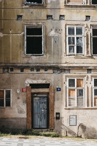 Praga República Checa Agosto 2018 Fachada Decadente Edifício Cidade Velha — Fotografia de Stock