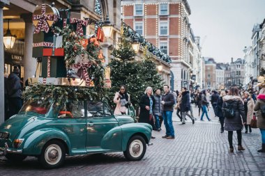 Londra, İngiltere - 21 Kasım 2018: geçmiş yürüyüş ve Covent Garden pazarında, Londra, İngiltere'de en popüler turistik yerleri Noel süslemeleri bir araba fotoğrafını çekmek insanlar.