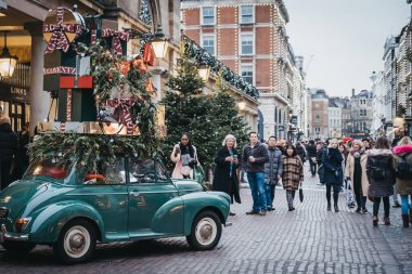 Londra, İngiltere - 21 Kasım 2018: geçmiş yürüyüş ve Covent Garden pazarında, Londra, İngiltere'de en popüler turistik yerleri Noel süslemeleri bir araba fotoğrafını çekmek insanlar.