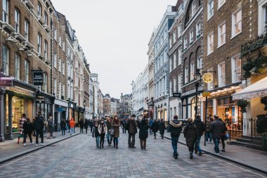 Londra, İngiltere - 5 Ocak 2019: Covent Garden, Londra, İngiltere'de bir sokakta yürüyen insanlar. Covent Garden Londra mağazalar ve restoranlarla dolu bir ünlü turistik bölgedir.