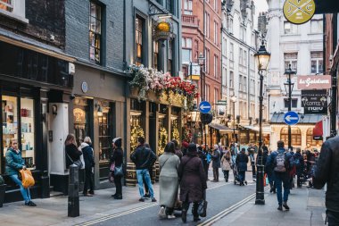 Londra, İngiltere - 5 Ocak 2019: Covent Garden, Londra, İngiltere'de bir sokakta yürüyen insanlar. Covent Garden Londra mağazalar ve restoranlarla dolu bir ünlü turistik bölgedir.
