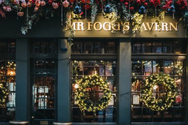 Londra, İngiltere - 5 Ocak 2019: Noel süsleri Bay Fogg un Tavern, eski stil lokali explorer Phileus Fogg, Covent Garden, Londra'nın en popüler turistik bölgelerinden birinde etrafında temalı üzerinde.