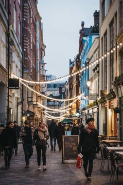 Londra, İngiltere - 5 Ocak 2019: insanlar dizeleri krallara layık sokak ışıkların altında. Sokağın Kuzey Güney formun özgürlük ve paralel ve Regent Street ve Carnaby Street arasında çalışan.