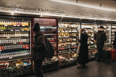 Londra, İngiltere - 5 Ocak 2018: insanlar gıda içinde Pret a Manger, İngiltere merkezli ve yaklaşık 500 mağaza dokuz ülkede popüler uluslararası sandviç dükkanı zinciri seçimi.